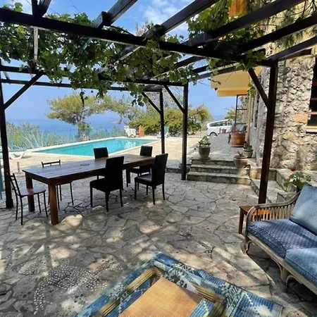With Pool 15 Min To Bay In Faralya, 호텔